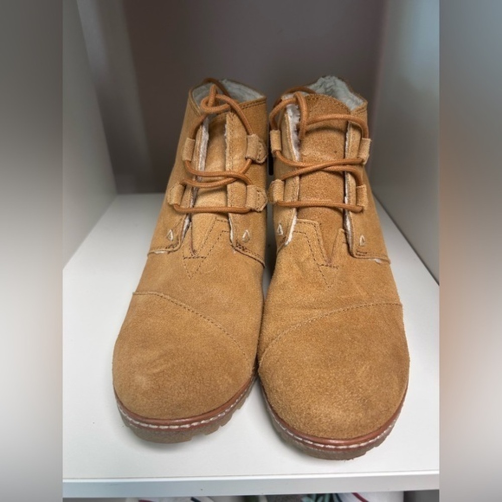 Toms Tan Suede women's Shoes size 9.5‎